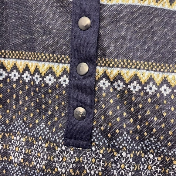 𝅺TISSÉES serrée outdoor shirt size medium - Picture 4 of 9